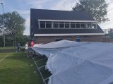 Opbouwen tent op sportpark 'Het Springer' (dag 2) (6/43)